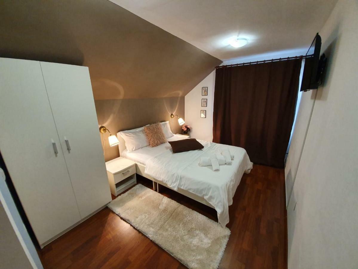Casa Lucky Hotell Rîşnov Exteriör bild